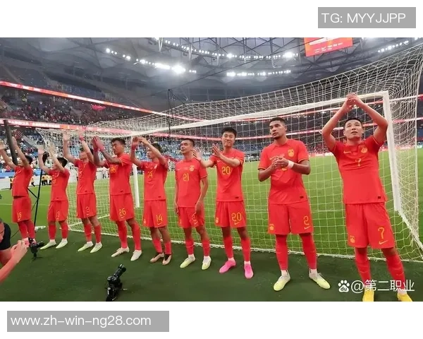 足球场上的肌肉男与他们的力量与魅力的完美结合